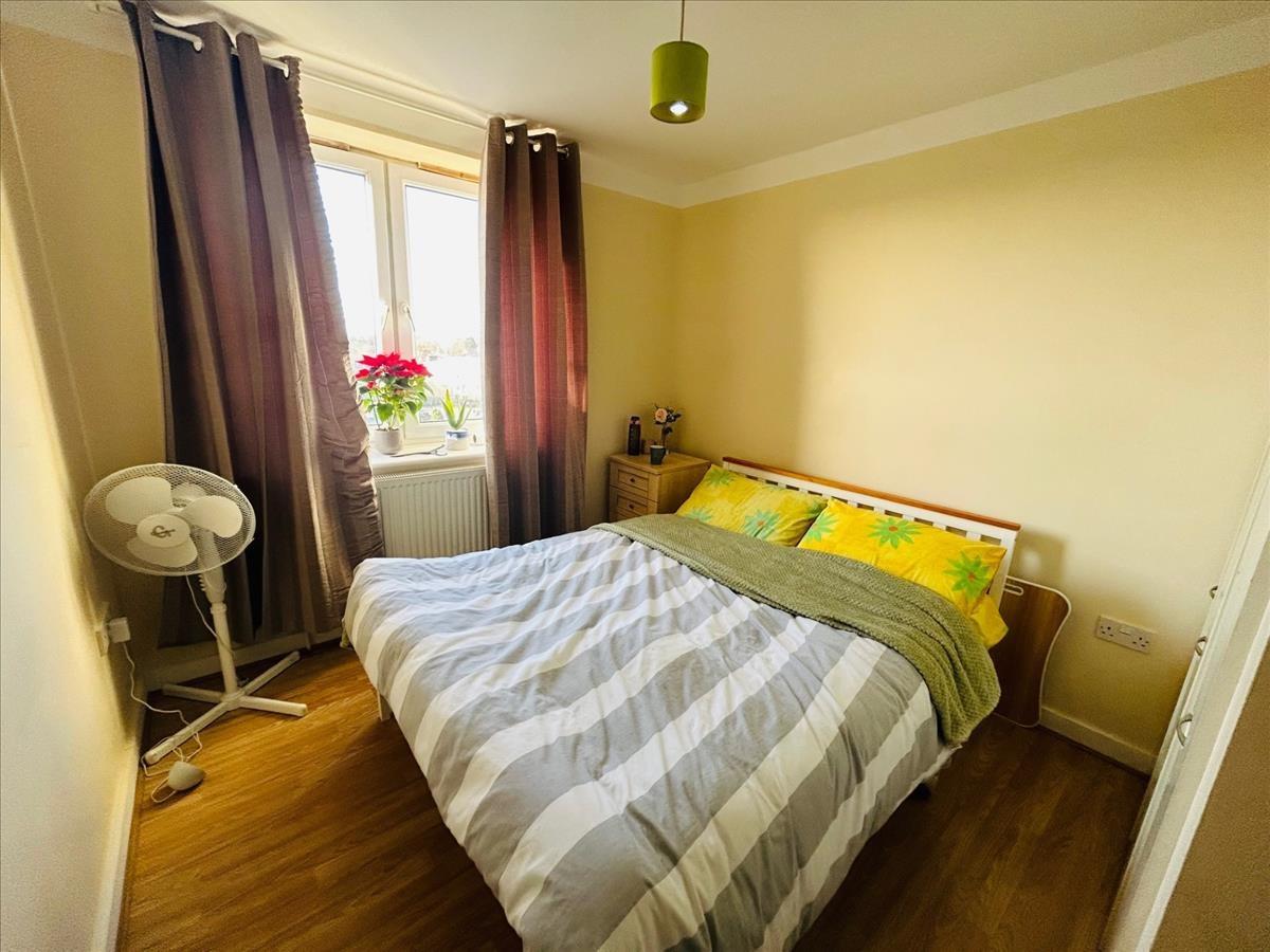 Flat Waxlow Way in London