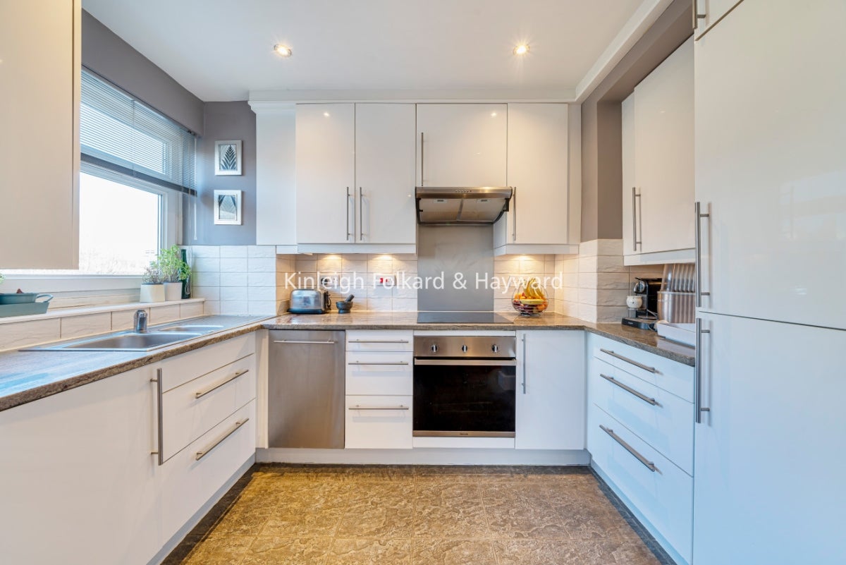 Flat Brondesbury Villas in Greater London