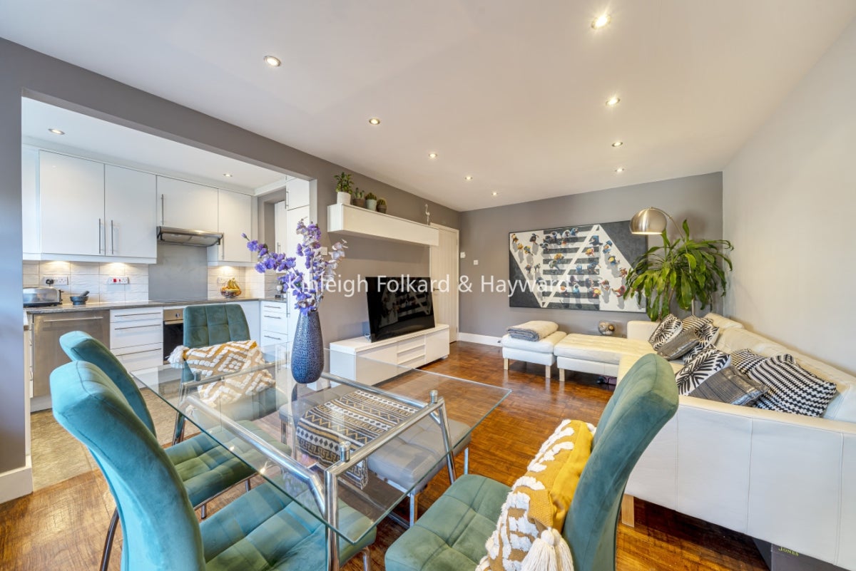 Flat Brondesbury Villas in Greater London