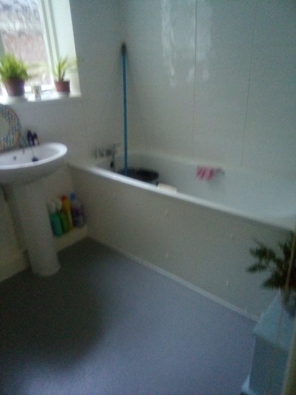 Room Lower Road in Greater London