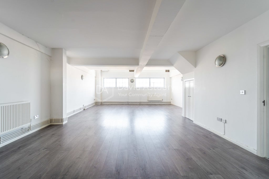 Flat Kingsland Road in Greater London
