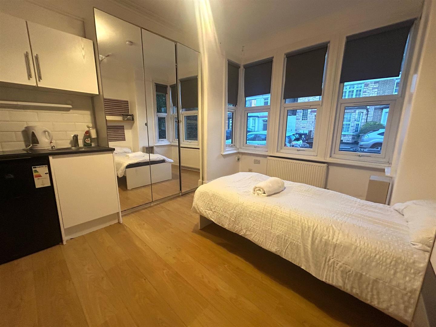 Flat Elm Grove in Greater London