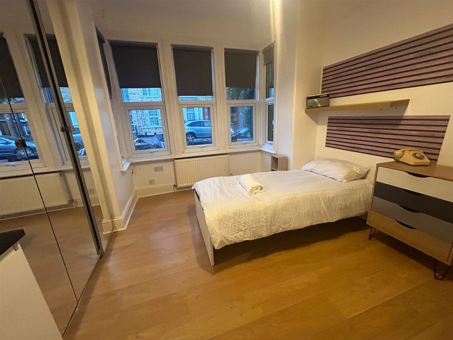 Flat Elm Grove in Greater London