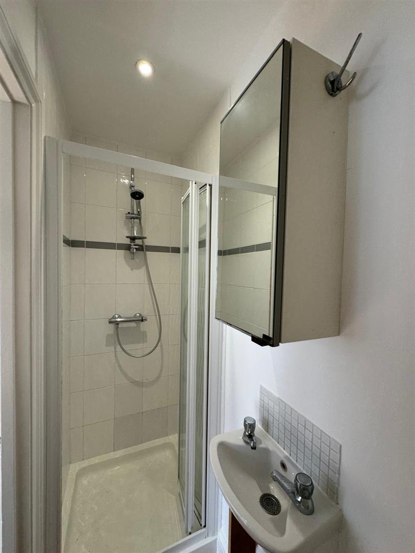 Flat Elm Grove in Greater London