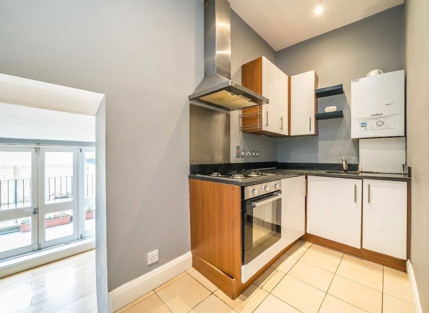 Flat Horsford Road in Greater London