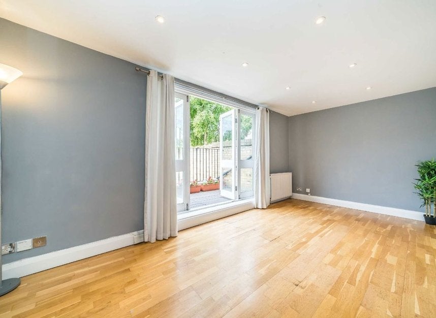 Flat Horsford Road in Greater London