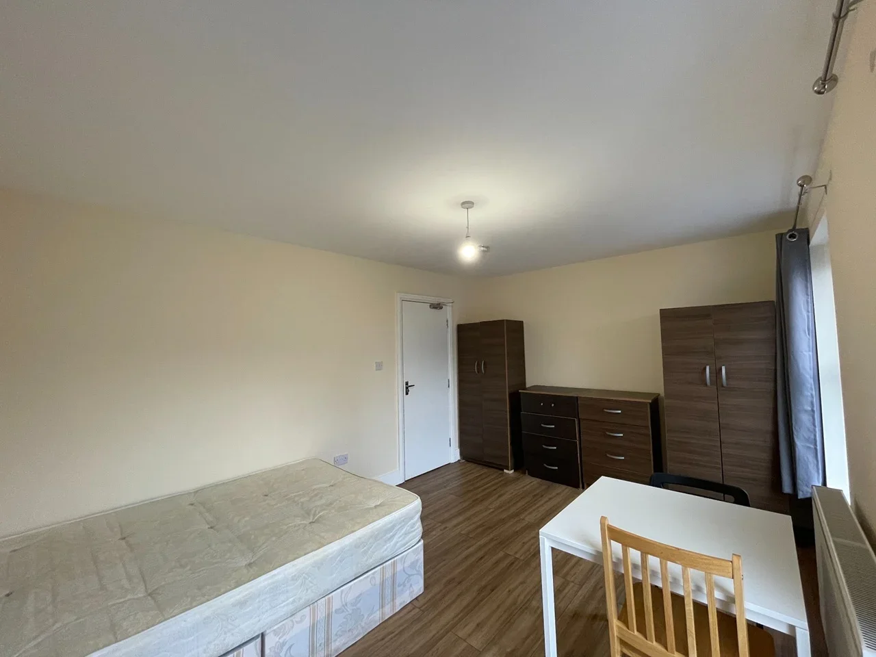 Room Downsell Road in Greater London