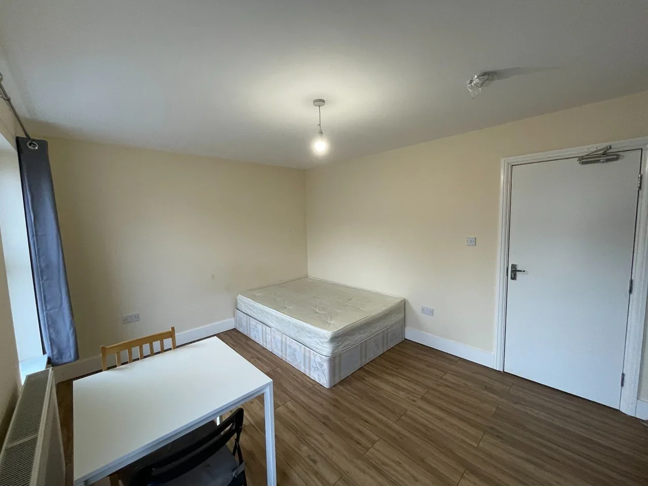 Room Downsell Road in Greater London