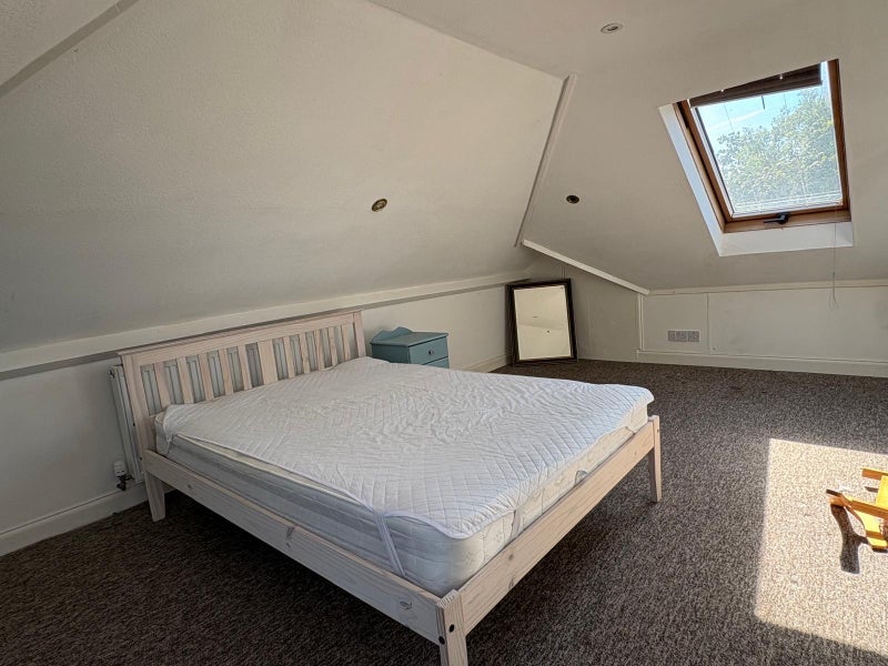 Room Ringwood Road in Poole