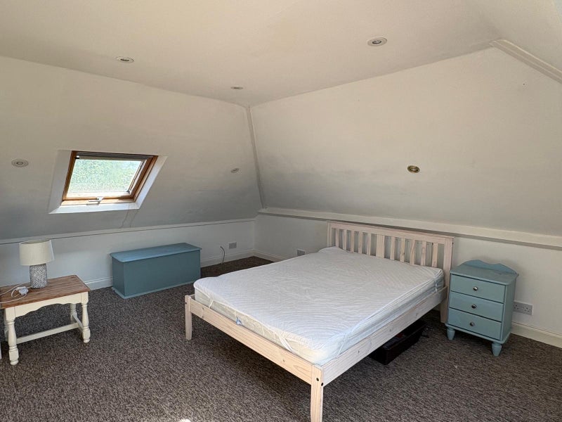 Room Ringwood Road in Poole