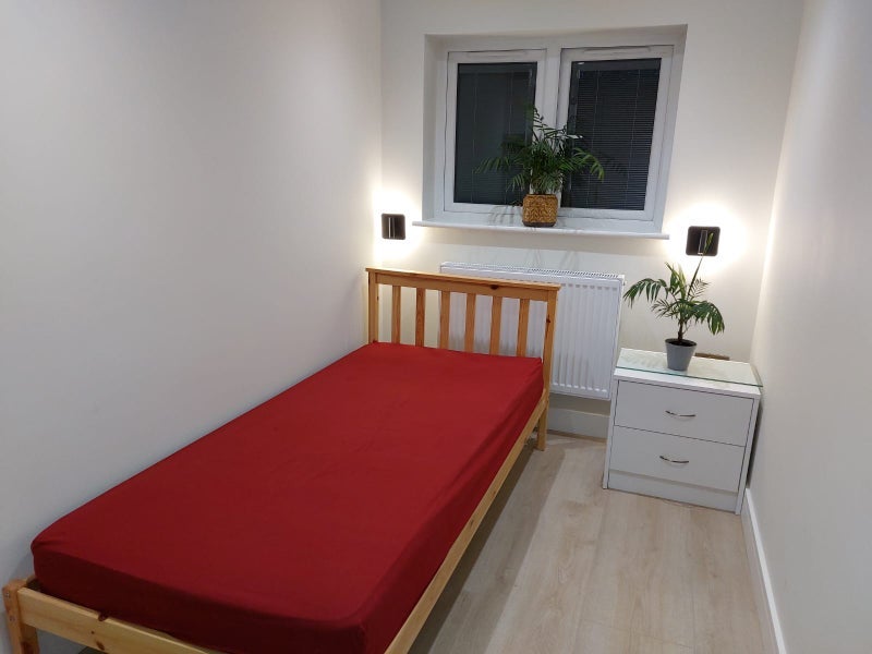 Room Knolton Way in Slough