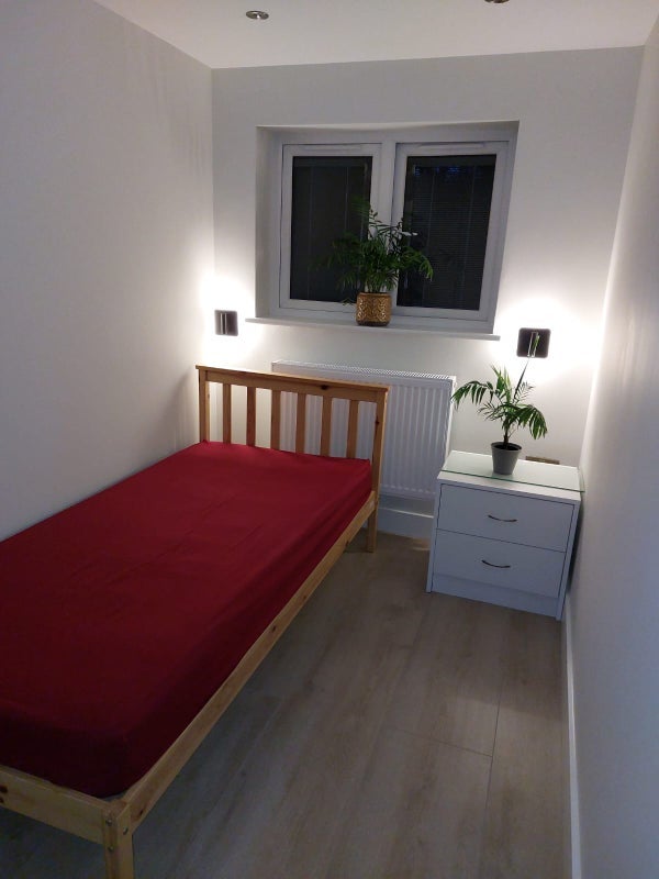 Room Knolton Way in Slough
