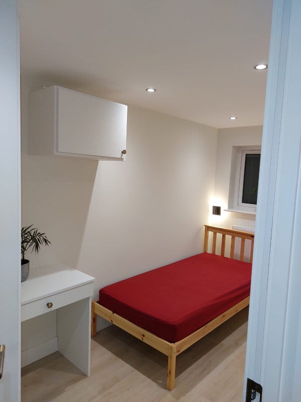 Room Knolton Way in Slough