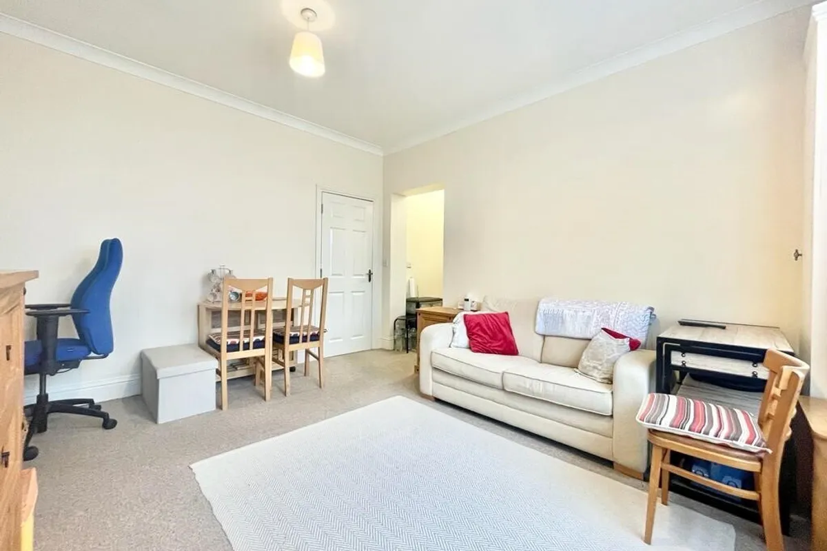 Flat Broadwater Road in Worthing