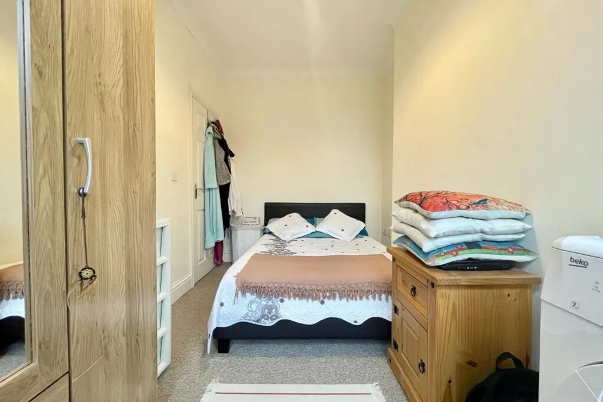 Flat Broadwater Road in Worthing