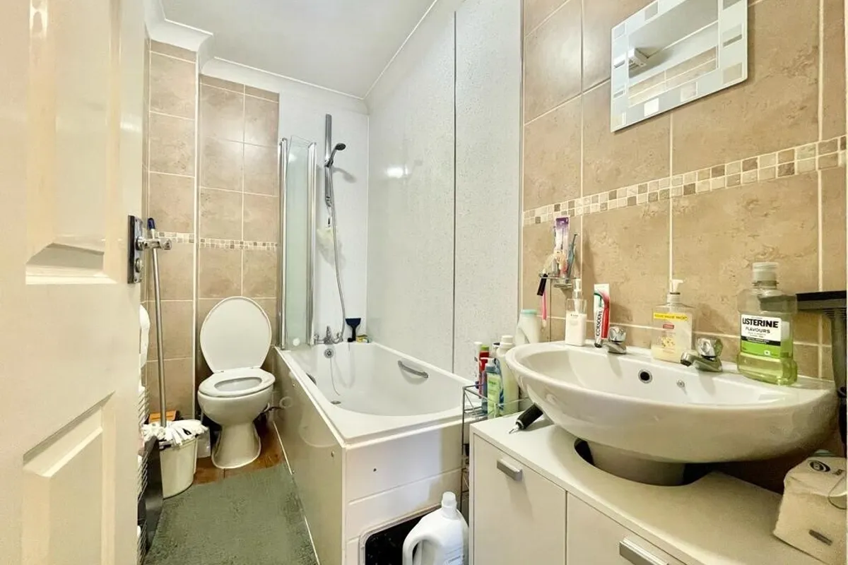 Flat Broadwater Road in Worthing