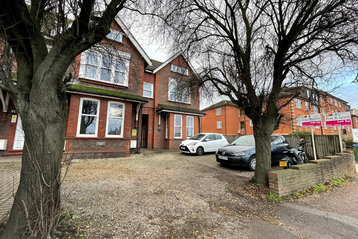 Flat Broadwater Road in Worthing