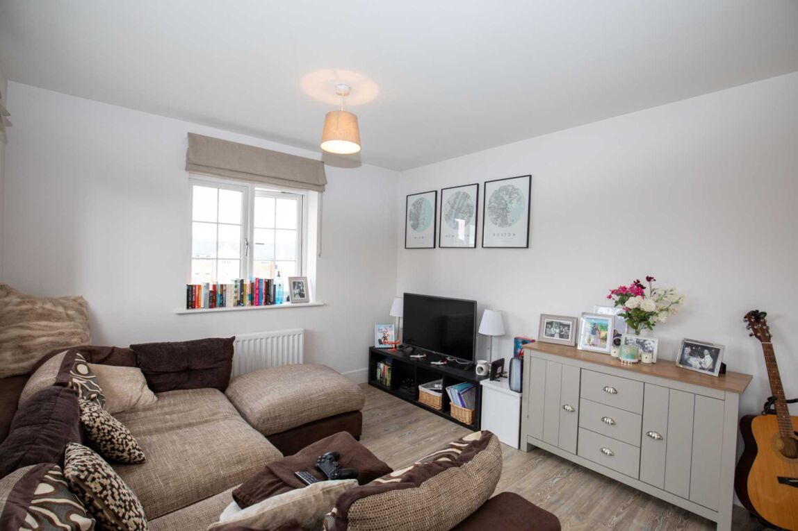 Flat Arundale Walk in Horsham