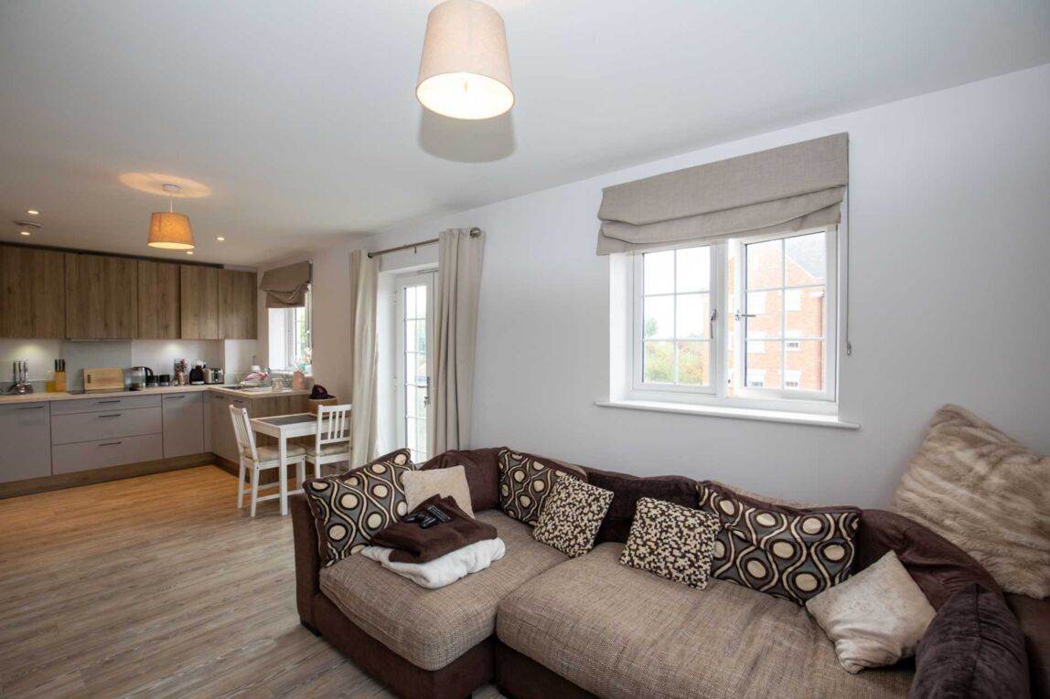 Flat Arundale Walk in Horsham