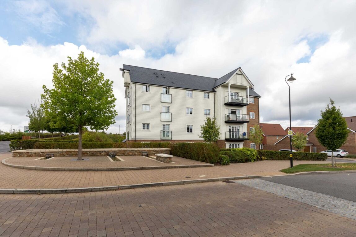 Flat Arundale Walk in Horsham