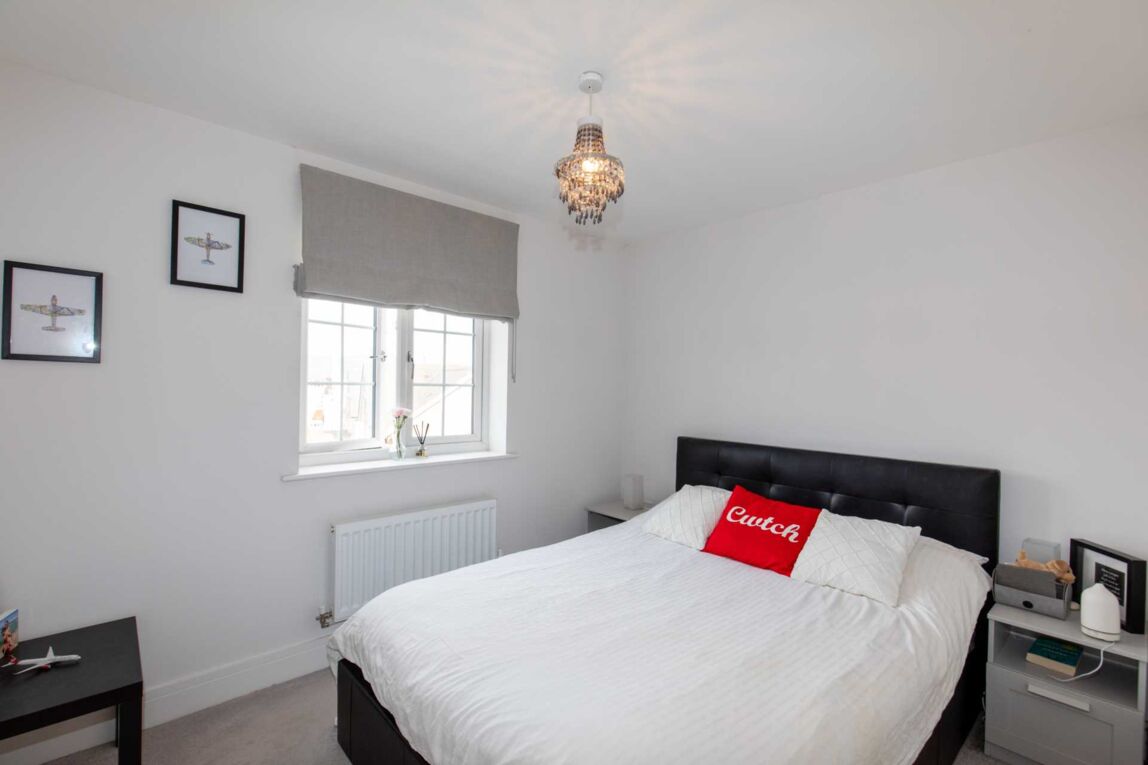 Flat Arundale Walk in Horsham