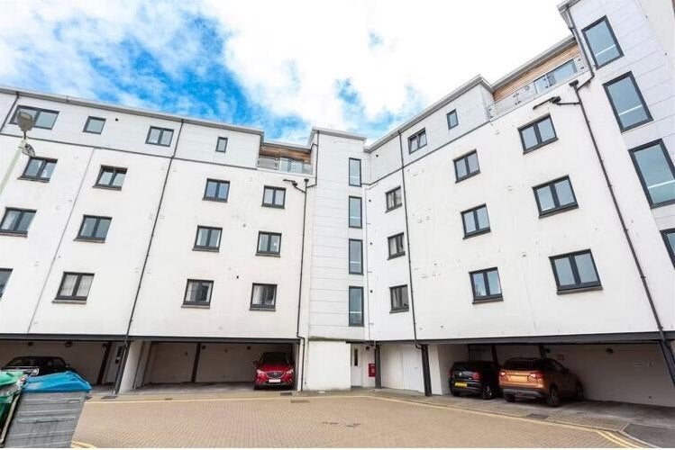 Flat Vasart Court in Perth