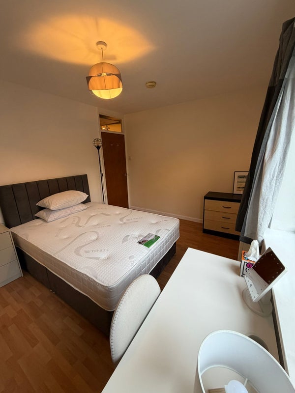 Room Wilmslow Road in Manchester
