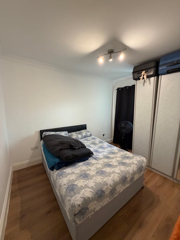 Room High Road Leyton in Greater London