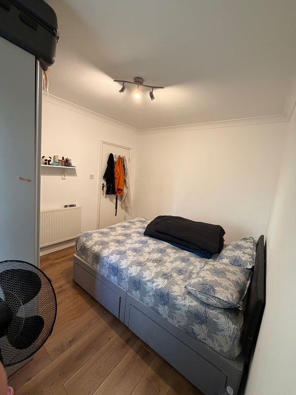 Room High Road Leyton in Greater London