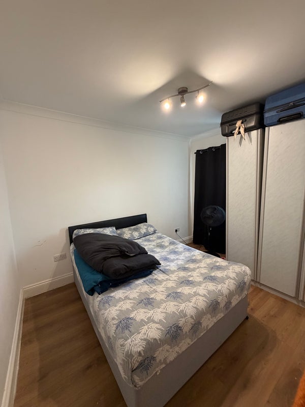 Room High Road Leyton in Greater London