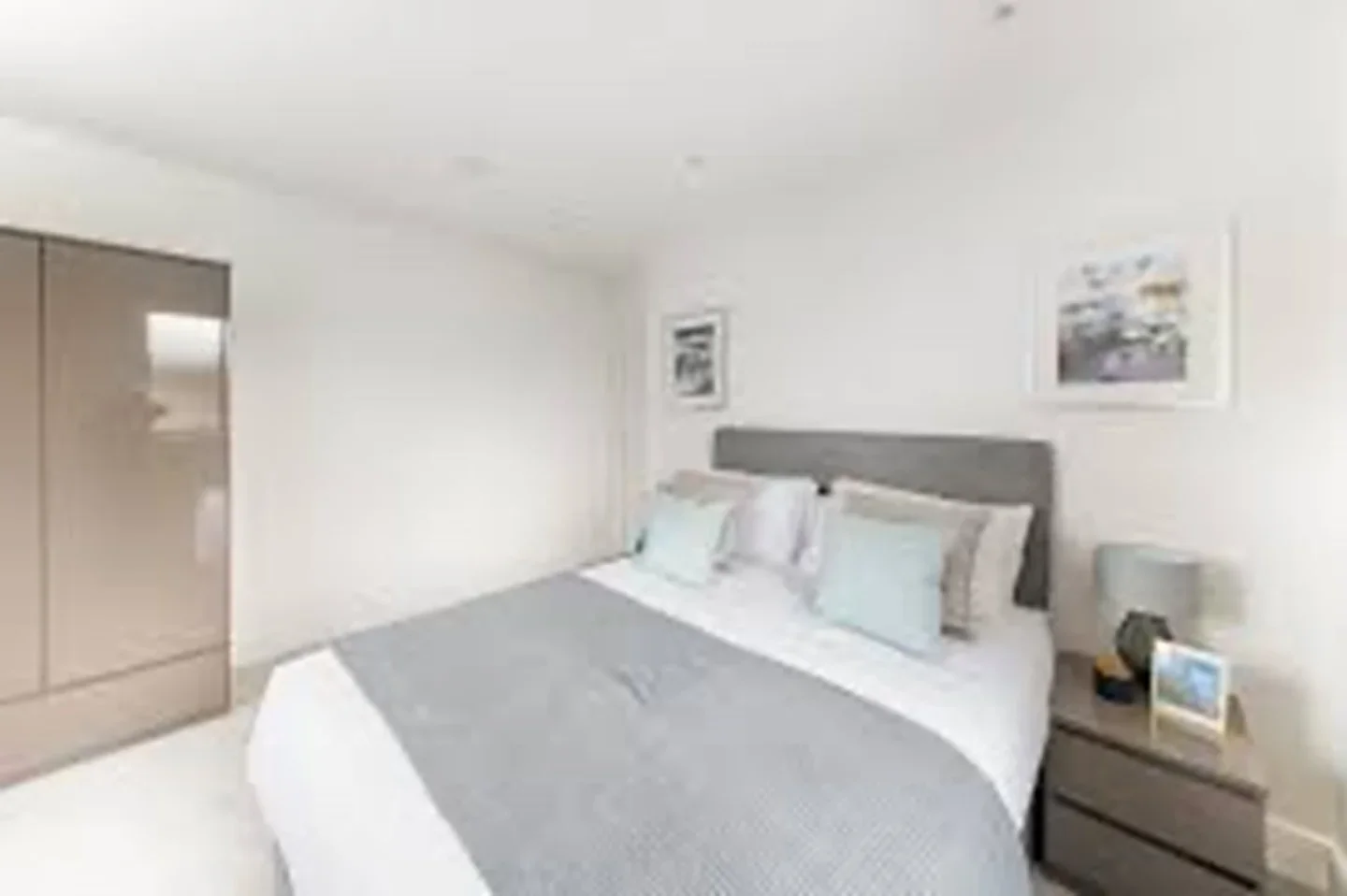 Flat Vicarage Road in Watford