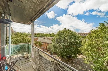 Flat Maysoule Road in Greater London
