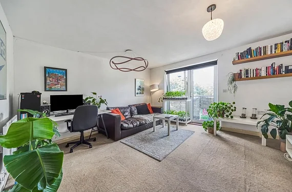 Flat Maysoule Road in Greater London