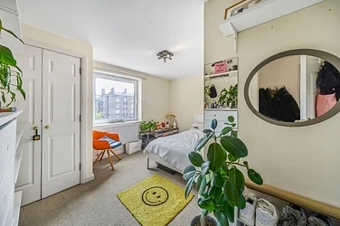 Flat Maysoule Road in Greater London