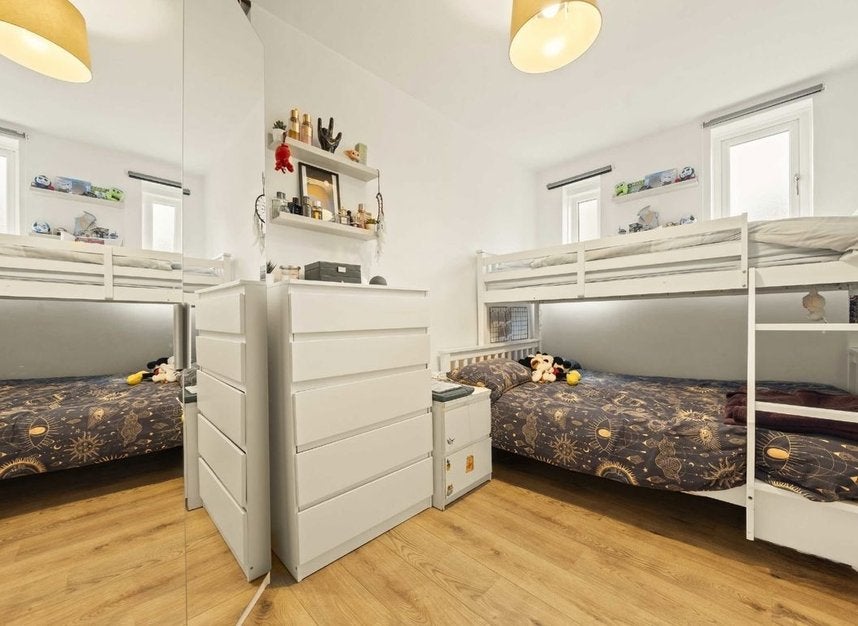 Flat Kings Road in Greater London