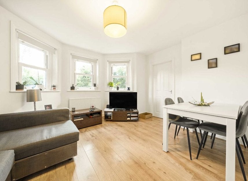 Flat Kings Road in Greater London