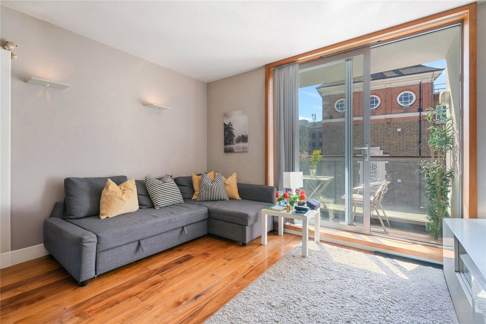 Flat Chapel Market in Greater London