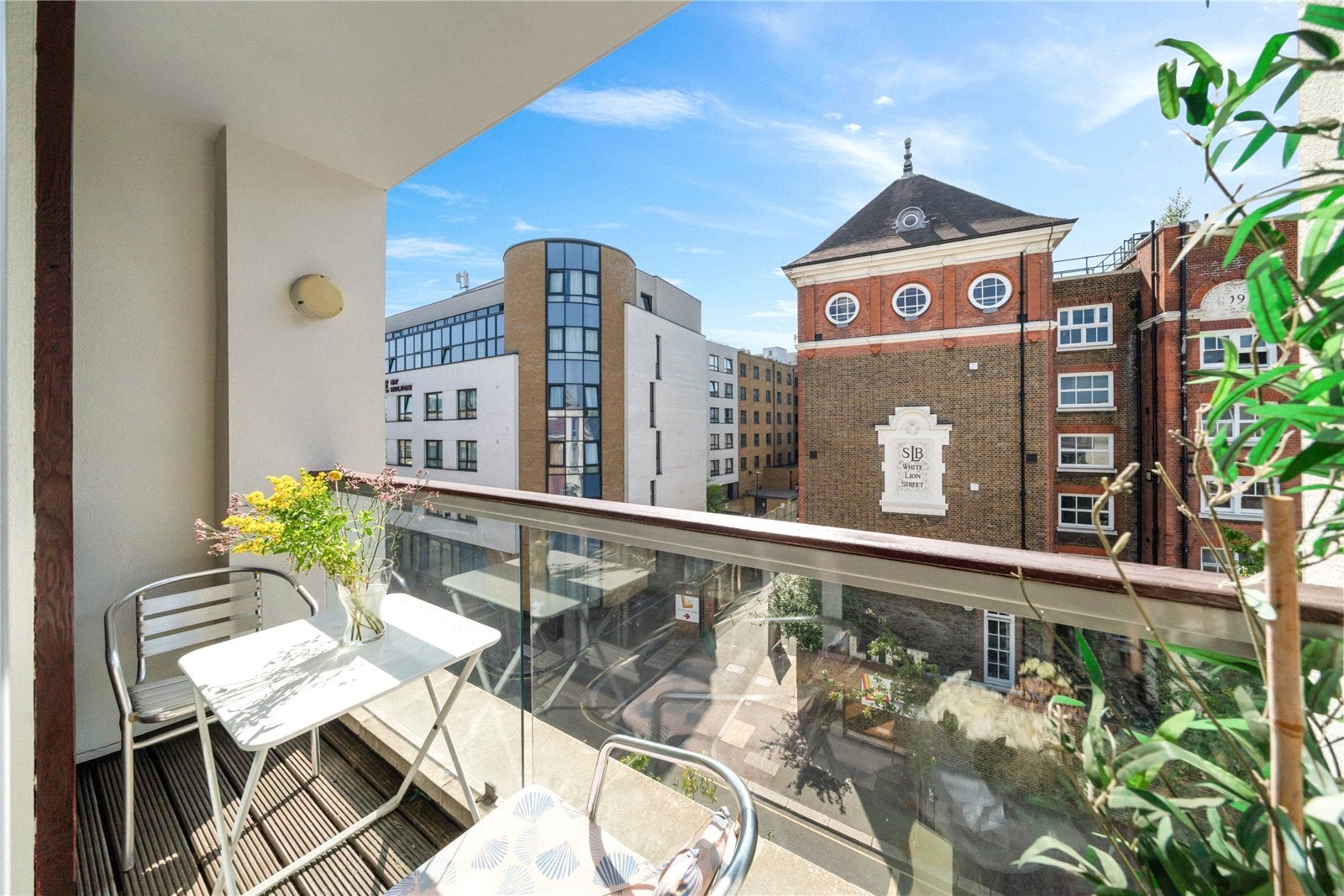 Flat Chapel Market in Greater London