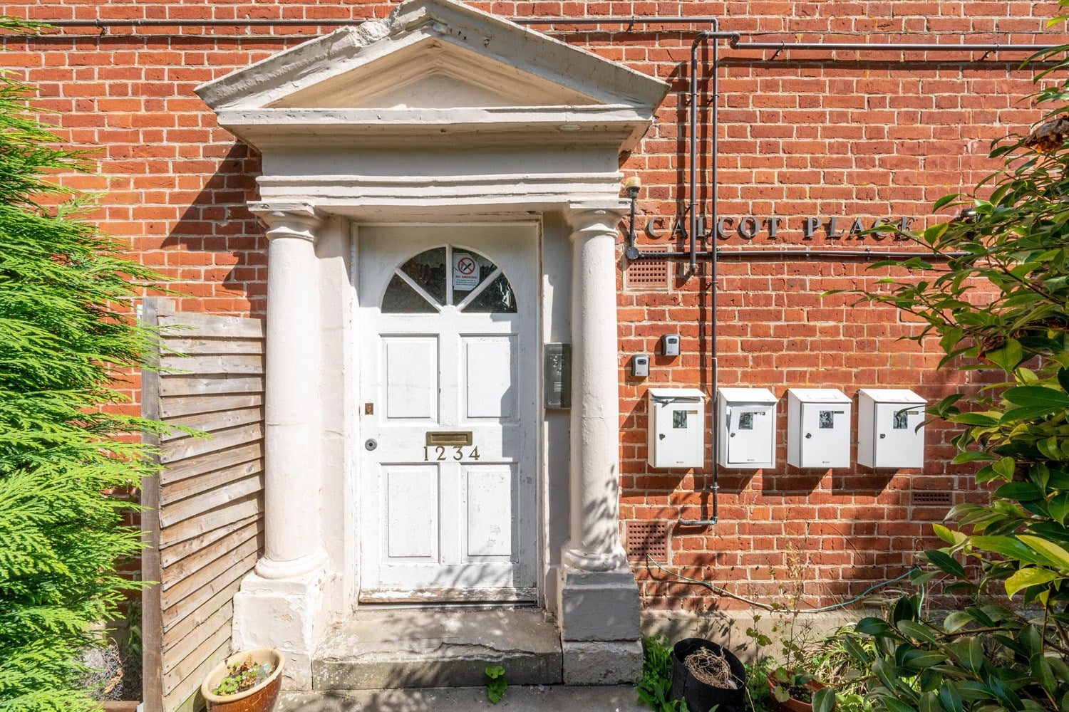 Flat Calcot Place in Holybrook