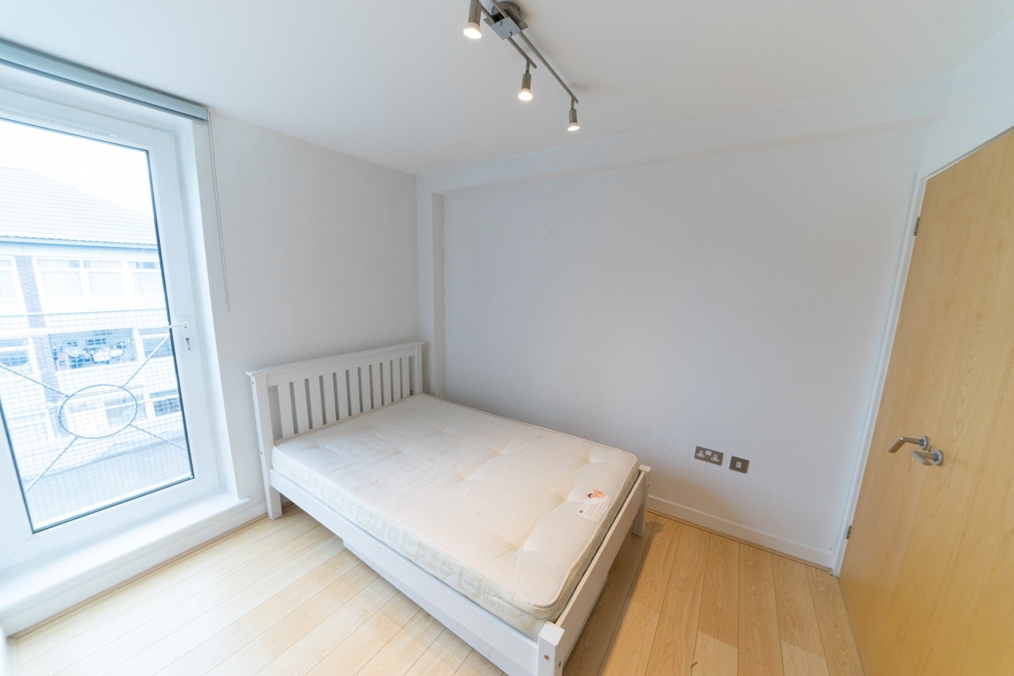 Flat Mowlem Street in Greater London