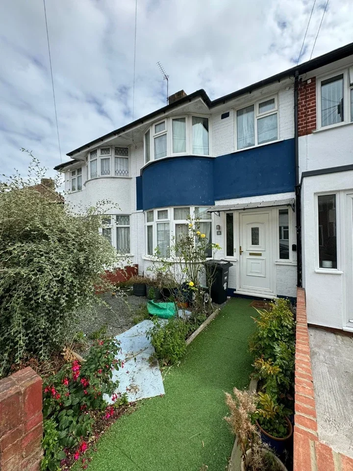 House Maypole Crescent in Greater London