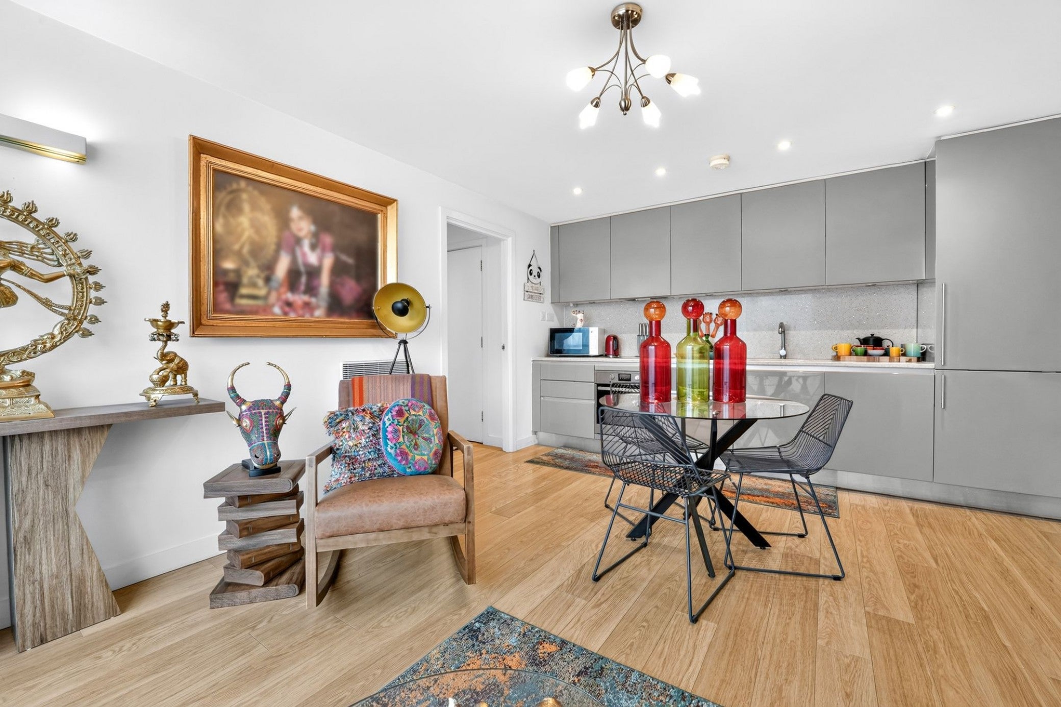 Flat Chadwell Lane in Greater London