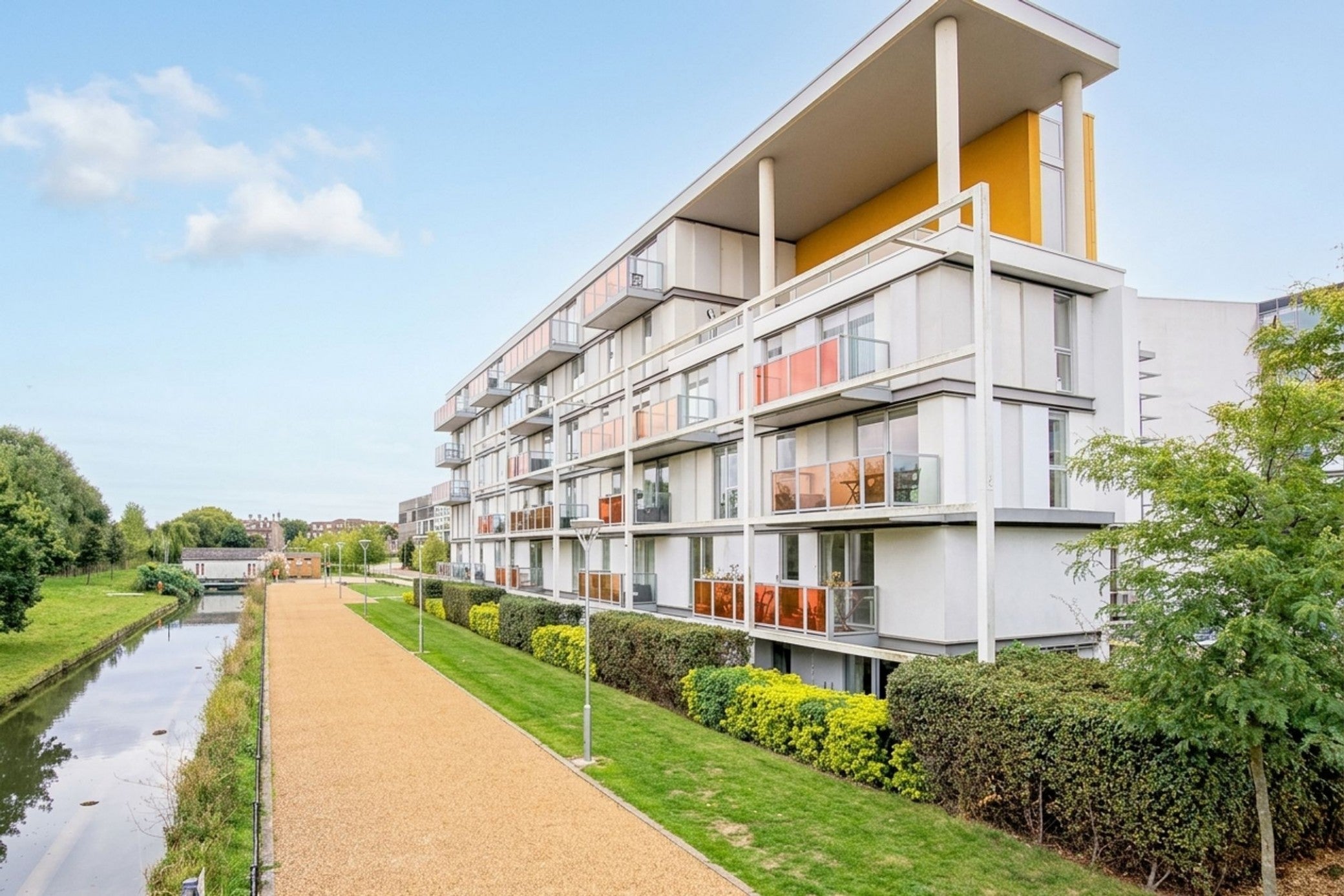 Flat Chadwell Lane in Greater London