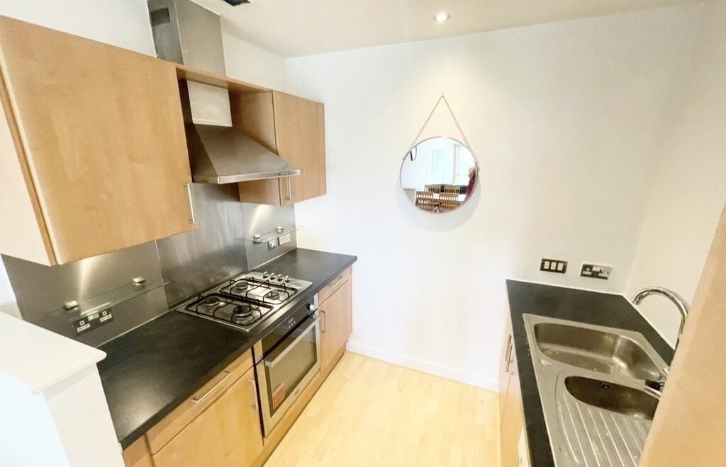 Flat Longroyd Place in Leeds