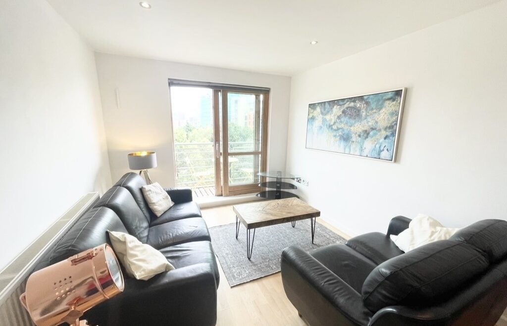 Flat Longroyd Place in Leeds