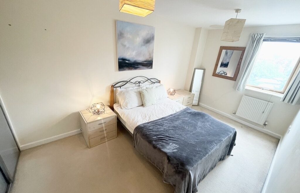 Flat Longroyd Place in Leeds
