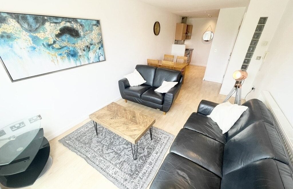 Flat Longroyd Place in Leeds