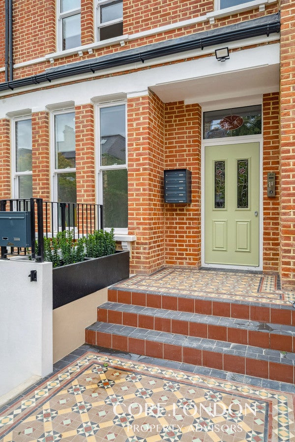 Flat Cumberland Park in Greater London