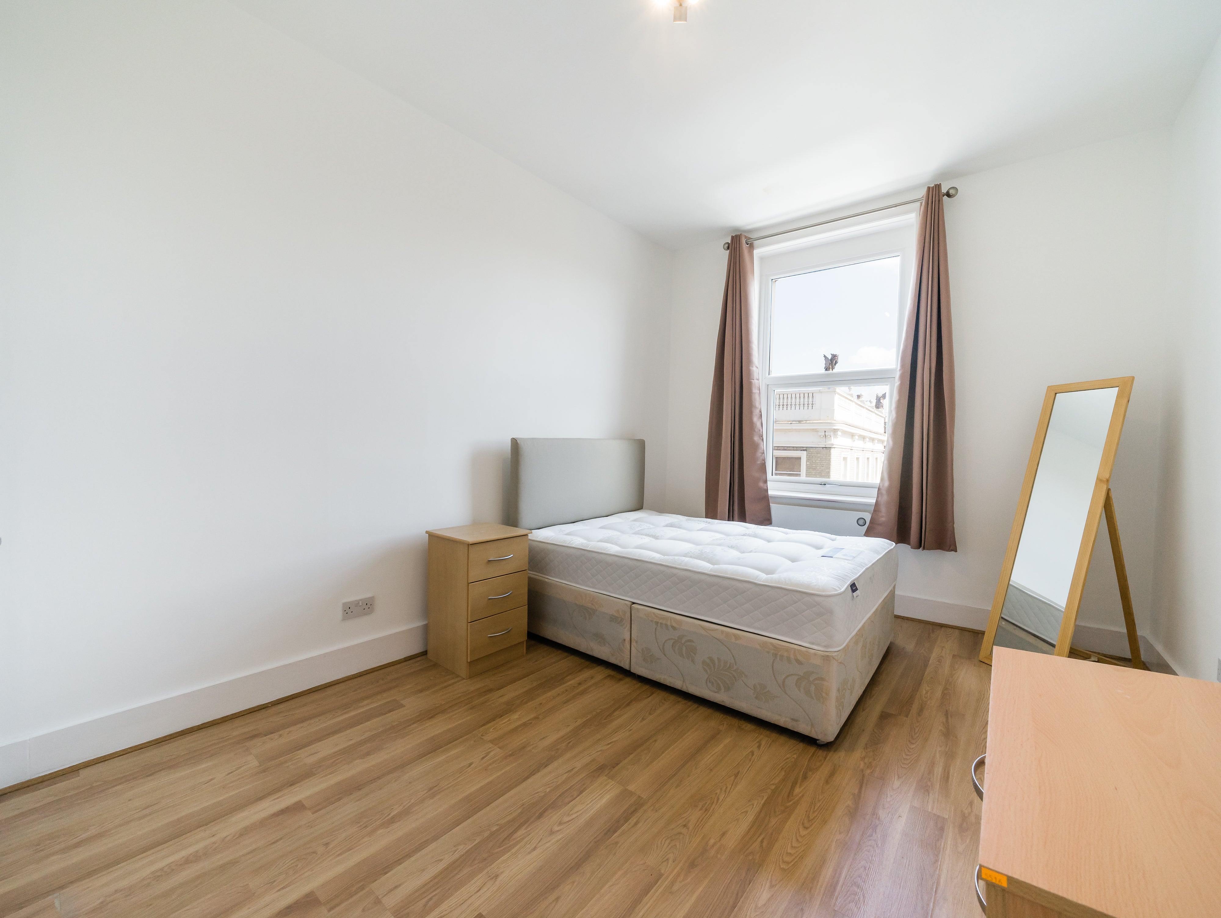 Flat Earl's Court Road in Greater London