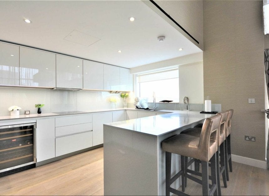 Flat Commander Avenue in Greater London